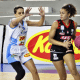 Gabriella Sossô, do Sesi Araraquara, conduz a bola marcada por atLETA DO Bax Catanduva em jogo da LBF