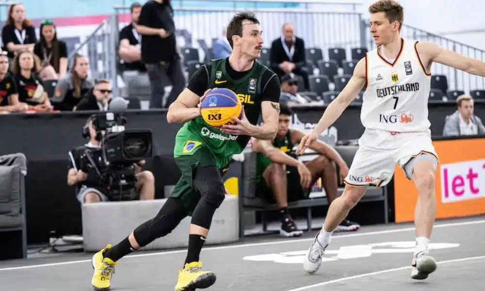 Socas em ação no duelo entre Brasil e Alemanha na Copa do Mundo de basquete 3x3