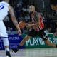 Marquinhos, do São Paulo, conduz a bola enquanto é marcado por jogador do Pinheiros em partida do NBB