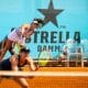 Luisa Stefani saca enquanto Gabriella Dabrowski aguarda na rede em jogo do WTA 1000 de Madri