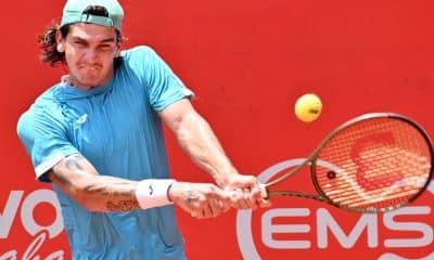 Thiago Wild rebate bola em jogo do ATP Challenger de Turim