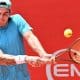 Thiago Wild rebate bola em jogo do ATP Challenger de Turim