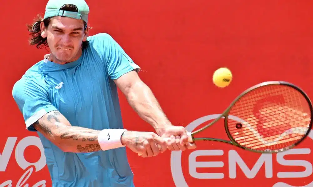 Thiago Wild rebate bola em jogo do ATP Challenger de Turim