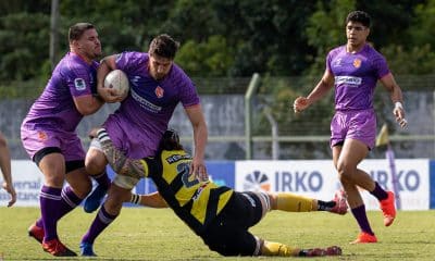 Atleta dos Cobras carrega a bola enquanto jogador do Peñarol tenta Tackleá-lo em jogo do Super Rugby Américas