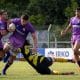 Atleta dos Cobras carrega a bola enquanto jogador do Peñarol tenta Tackleá-lo em jogo do Super Rugby Américas