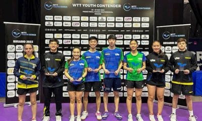 Duplas do Brasil posam para foto com seus troféus do WTT Youth Contender de Rosário