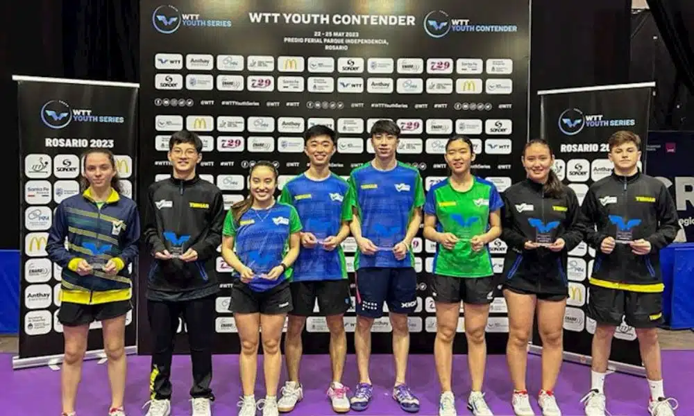 Duplas do Brasil posam para foto com seus troféus do WTT Youth Contender de Rosário