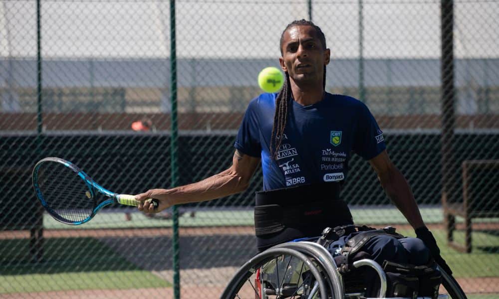 Ymanitu Silva olha para a bola antes de fazer devolução. O Atleta está na final do Aberto de Vendee