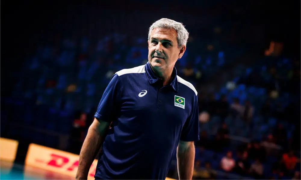 José Roberto Guimarães, técnico da Seleção feminina de vôlei, durante jogo da Liga das Nações (VNL)