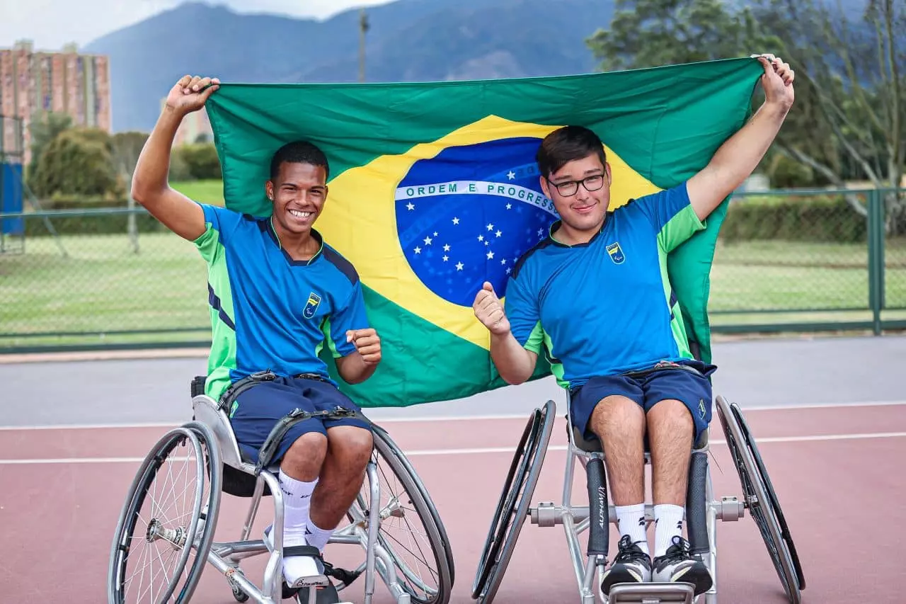 Luiz Augusto Calixto e Lorenzo Godoy com bandeira do Brasil após medalha no tênis em cadeira de rodas no Parapan de Jovens