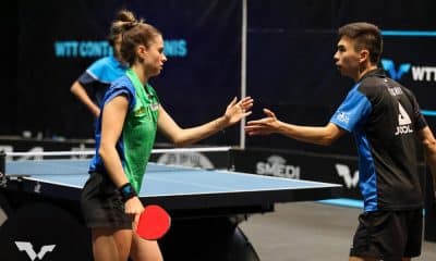 Dupla mista Vitor Ishiy e Bruna Takahashi se cumprimentam durante partida no WTT Contender de Túnis de tênis de mesa