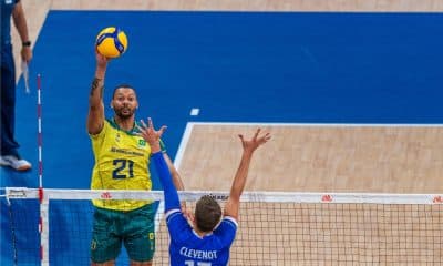 Alan atacando bola no jogo entre Brasil e França pela Liga das Nações de Voleibol masculino