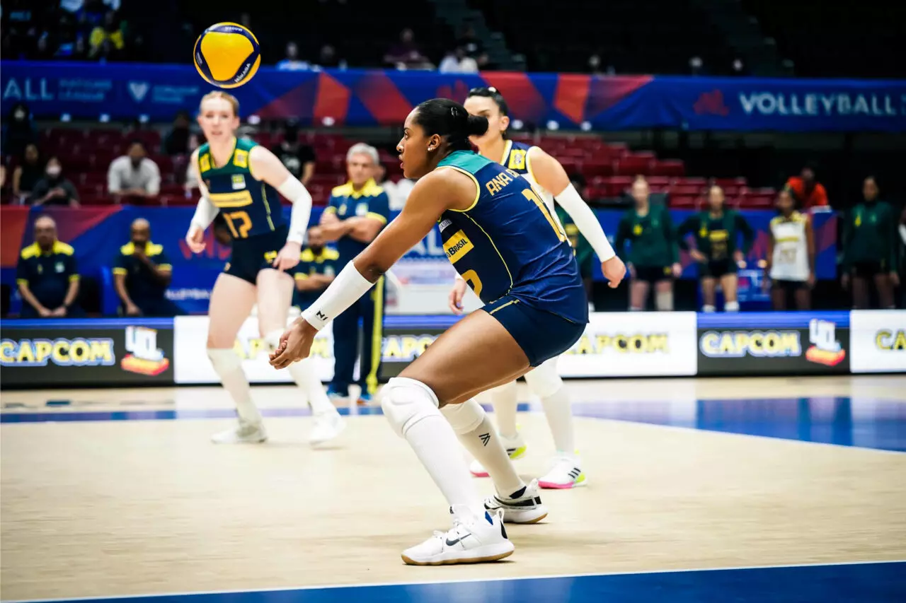 Ana Cristina recebe bola na Liga das Nações de vôlei feminino VNL Feminina