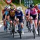 Na imagem, Ana Vitória, de rosa, pedalando à frente do pelotão de ciclistas. Giro d'Italia