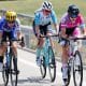 Na imagem, Ana Vitória Magalhães, com a roupa rosa, pedalando com mais três ciclistas a sua direita.