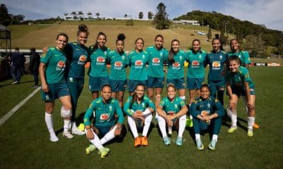 As 15 jogadoras da Seleção Brasileira de Futebol Feminino que atuam no exterior posam para foto