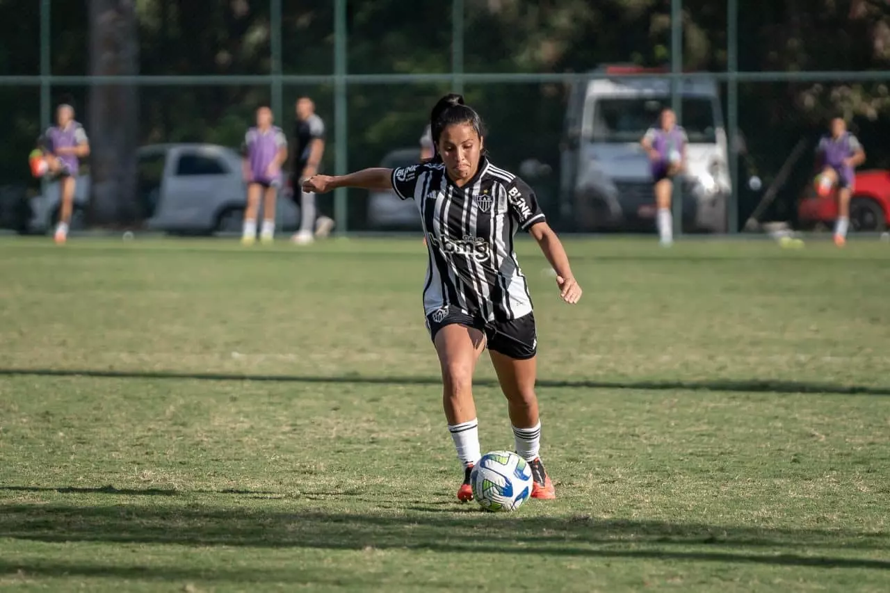 Na imagem, jogadora do Atlético-MG cobrando falta.
