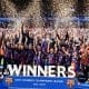 Na imagem, jogadoras do Barcelona levantando a taça da UEFA Champions League Feminina.