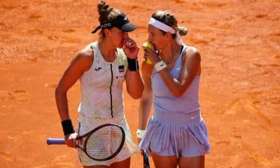 Na imagem, Bia Haddad e Victoria Azarenka conversam na quadra de saibro.
