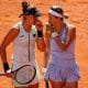 Na imagem, Bia Haddad e Victoria Azarenka conversam na quadra de saibro.