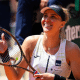 Bia Haddad sorri enquanto segura a raquete em Roland Garros