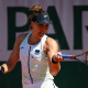 Bia Haddad Maia com raquete e bolinha em Roland Garros