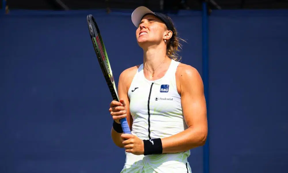 Bia Haddad Maia faz cara de dor após lesão no WTA 500 de Eastbourne