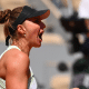 Bia Haddad vibra durante duelo contra Ons Jabeur nas quartas de Roland Garros
