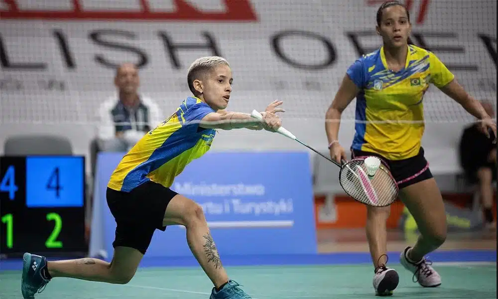 Na imagem, Sânia Lima e Juliana Viana, atletas do Brasil, rebatendo a peteca durante o ponto.