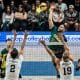 Na imagem, Judson, atleta do Brasil, atacando a bola por cima do bloqueio dos Estados Unidos.