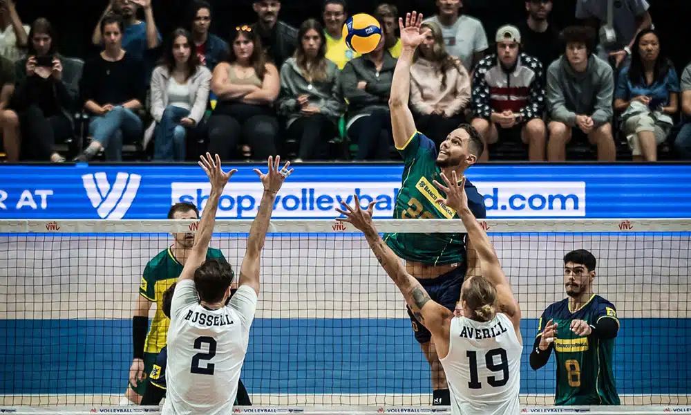Na imagem, Judson, atleta do Brasil, atacando a bola por cima do bloqueio dos Estados Unidos.