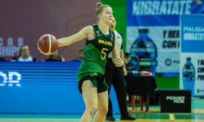 Na imagem, Isadora Mileo, do Brasil, armando a jogada com a bola na mão.