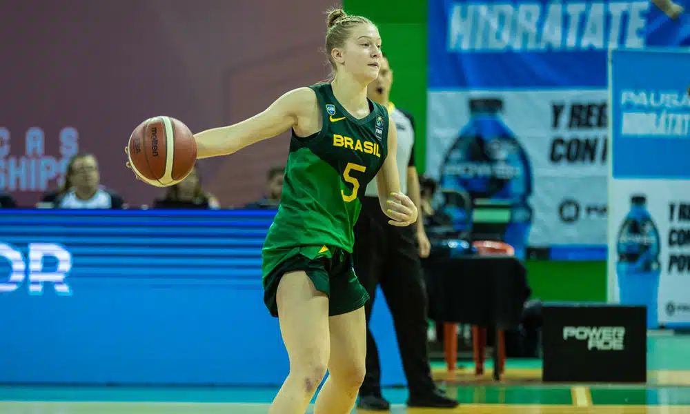 Na imagem, Isadora Mileo, do Brasil, armando a jogada com a bola na mão.