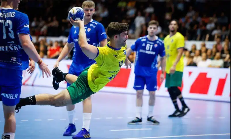 Na imagem, atleta do Brasil arremessando a bola em direção ao gol de Ilhas Faroe.