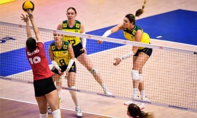 Rosamaria atacando no jogo Brasil e Canadá pela Liga das Nações de vôlei feminino