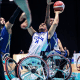 Jogador do Brasil disputa bola com adversário no Mundial de basquete em cadeira de rodas