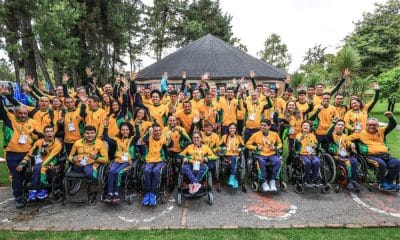 Atletas do Brasil pousam para foto com medalhas no Parapan de Jovens
