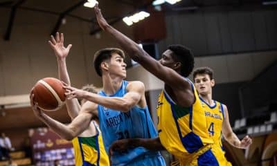 Brasil e Argentina jogando as oitavas de final do Campeonato Mundial Sub-19 de basquete masculino