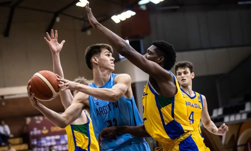Brasil e Argentina jogando as oitavas de final do Campeonato Mundial Sub-19 de basquete masculino
