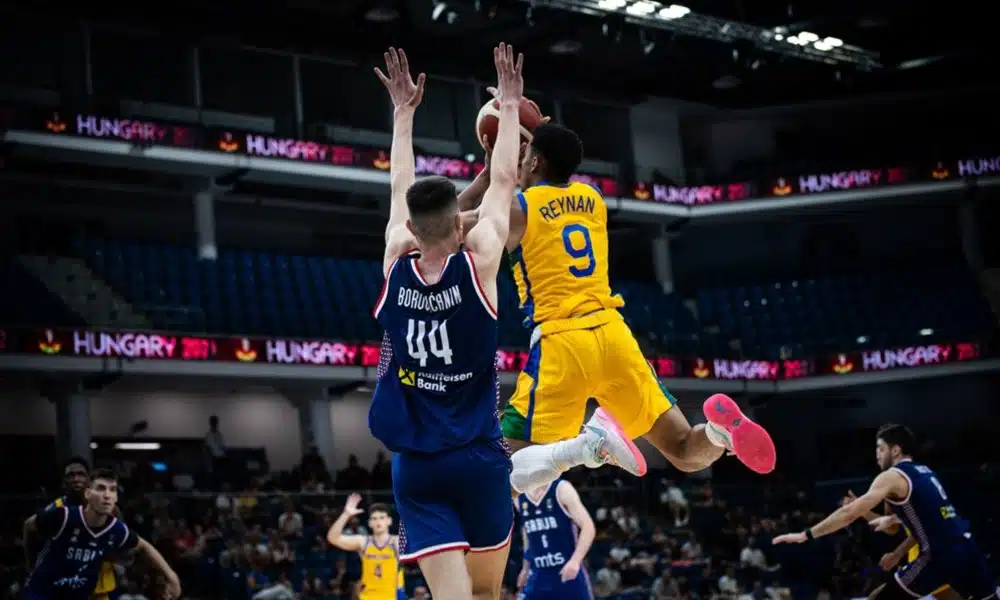 Brasil e Sérvia se enfrentando pelo Campeonato Mundial de Basquete Masculino 2023