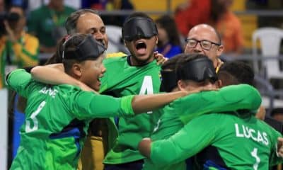 Equipe masculina de goalball comemorando título no Parapan de Jovens