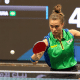 Bruna Takahashi enquanto rebate bola no WTT Contender de Túnis de tênis de mesa