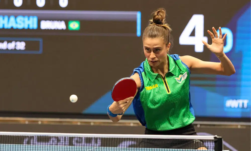 Bruna Takahashi enquanto rebate bola no WTT Contender de Túnis de tênis de mesa