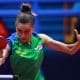 Bruna Takahashi rebatendo bola no WTT Contender de Zagreb