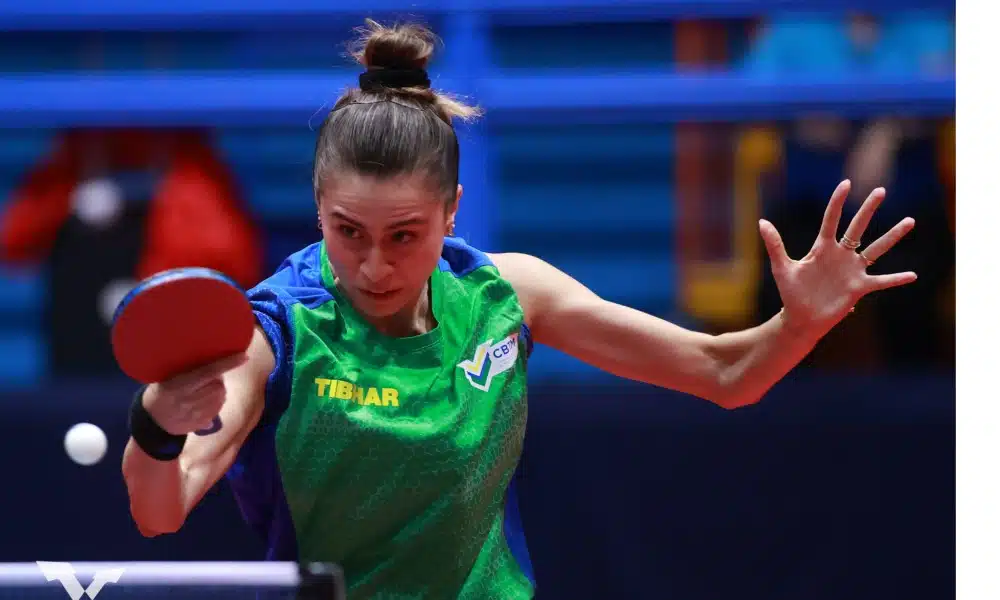 Bruna Takahashi rebatendo bola no WTT Contender de Zagreb