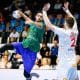 Bryan Monte atacando em ação no jogo Brasil e Espanho pelo Mundial Júnior de handebol masculino