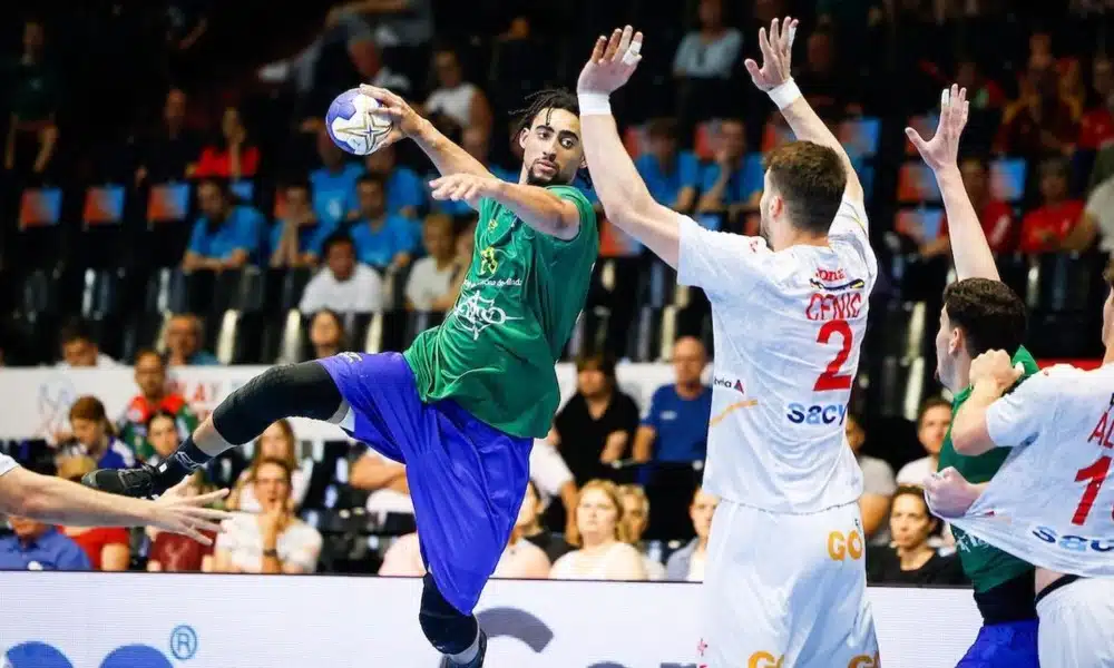 Bryan Monte atacando em ação no jogo Brasil e Espanho pelo Mundial Júnior de handebol masculino