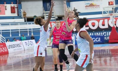 Na imagem, jogadora do Blumenau arremessando, enquanto a atleta do Ituano tenta bloquear.