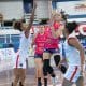 Na imagem, jogadora do Blumenau arremessando, enquanto a atleta do Ituano tenta bloquear.