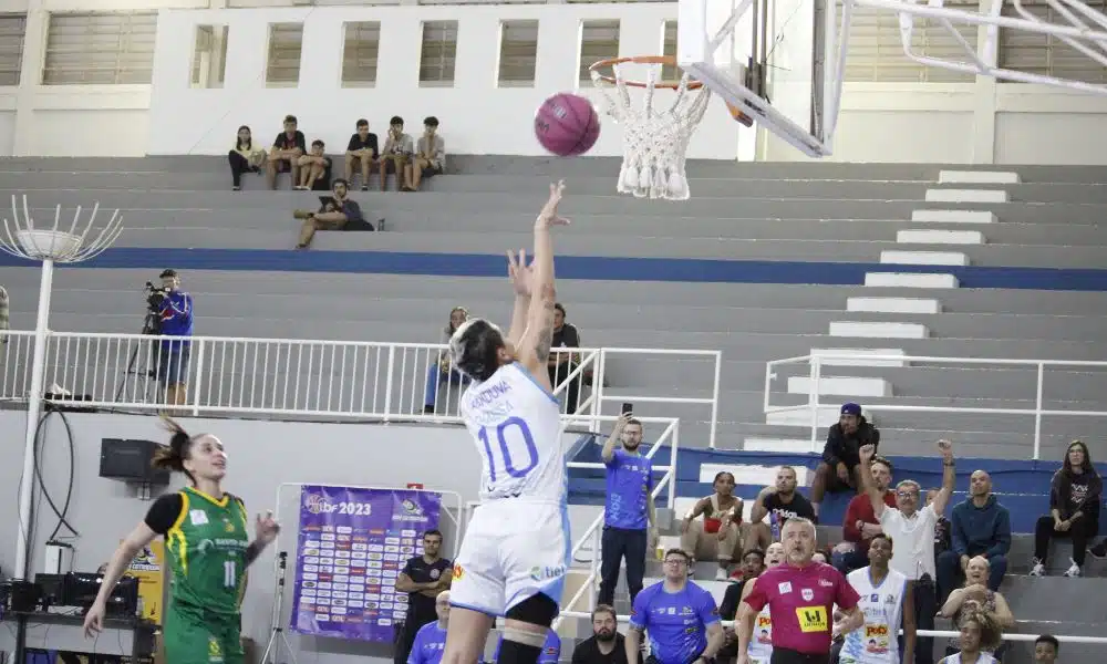 Atleta de Catanduva faz bandeja contra Santo André na LBF